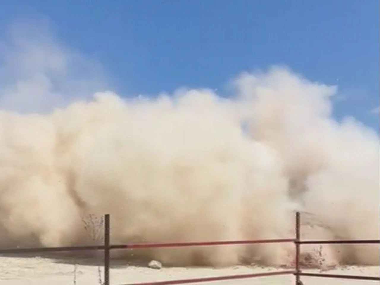 Hatay'da 6 katlı bina yerle bir oldu! O anlar kameralara yansıdı - 3. Resim