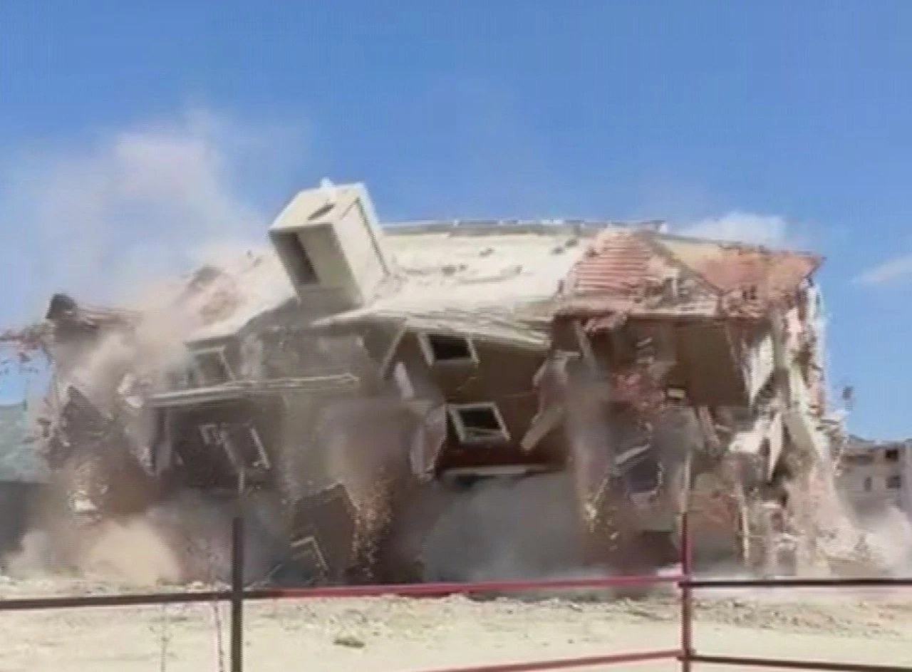 Hatay'da 6 katlı bina yerle bir oldu! O anlar kameralara yansıdı - 2. Resim