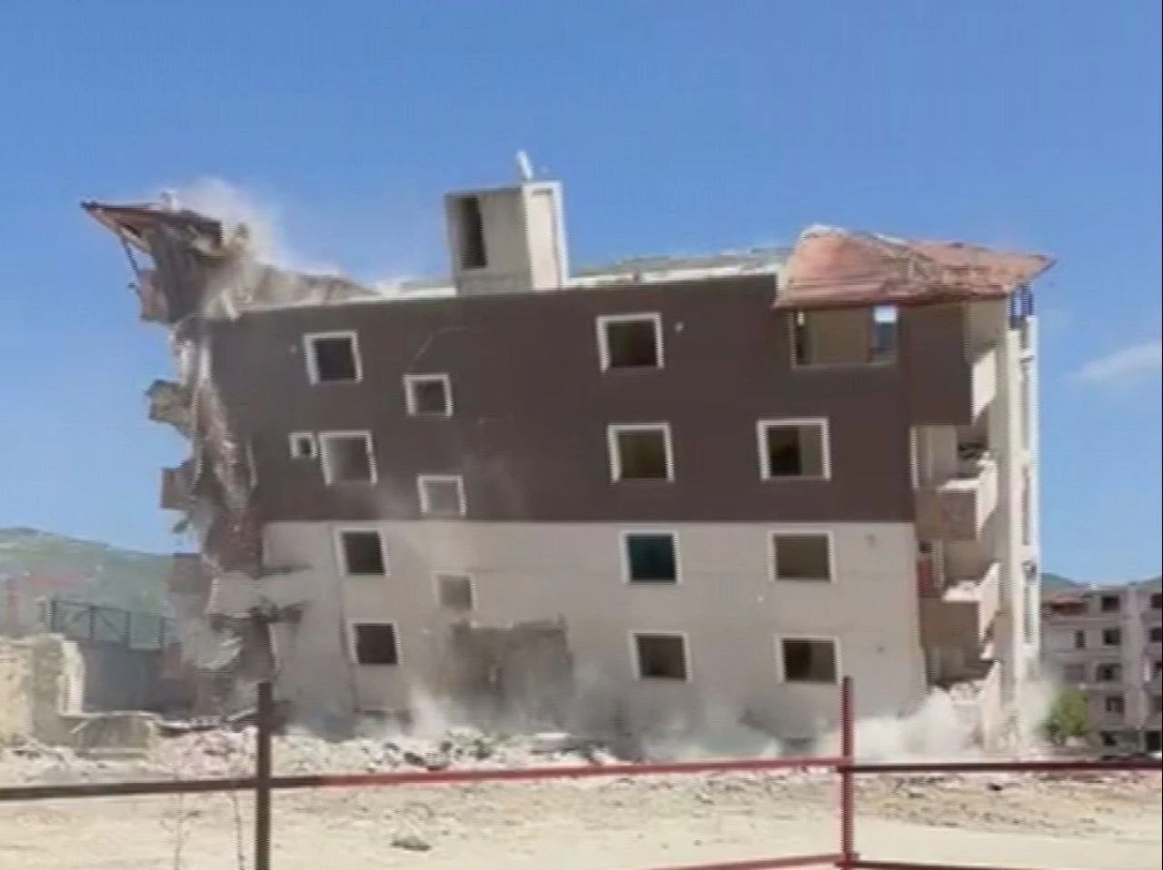 Hatay'da 6 katlı bina yerle bir oldu! O anlar kameralara yansıdı - 1. Resim