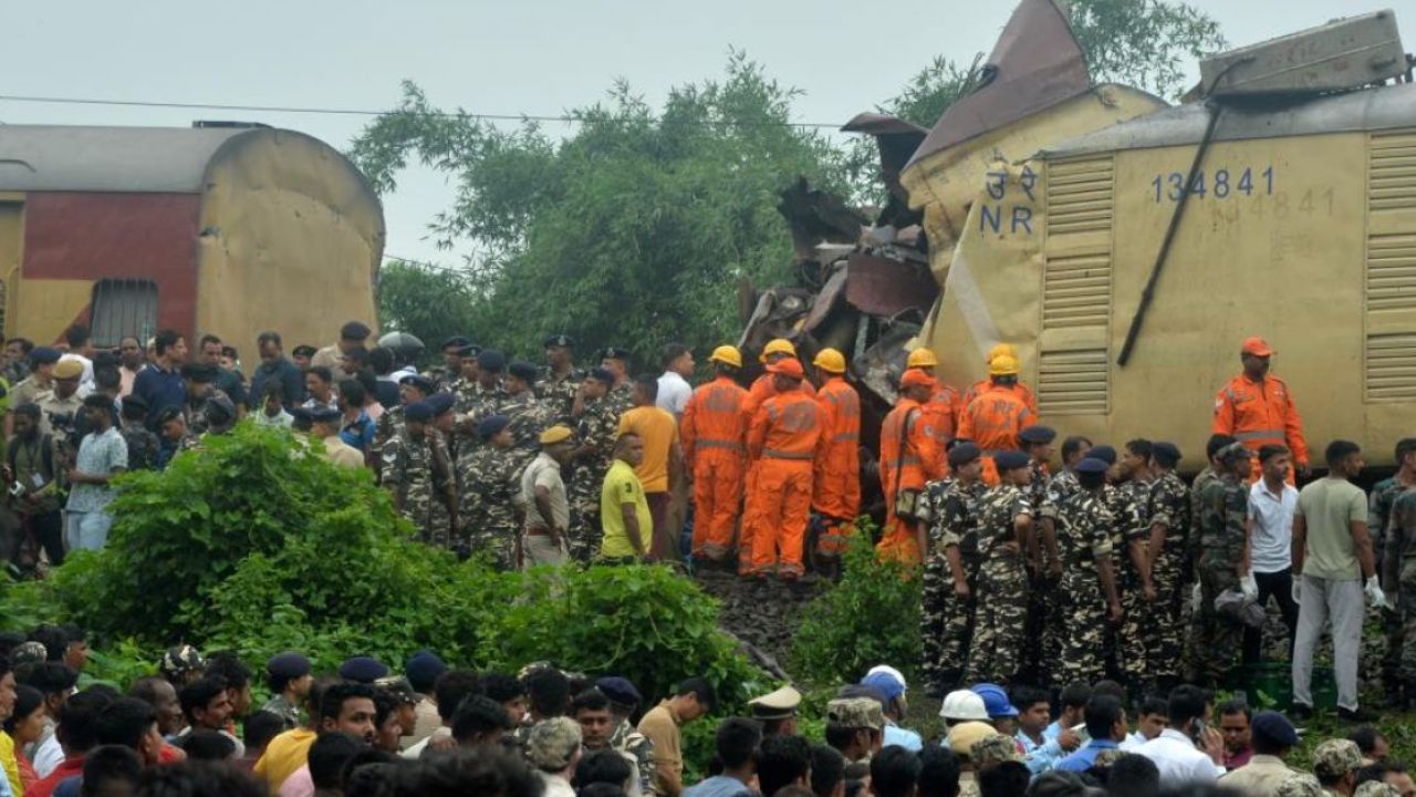 Hindistan'da kafa kafaya facia! Tren kazasında 8 kişi öldü, 60 kişi yaralandı  - 1. Resim