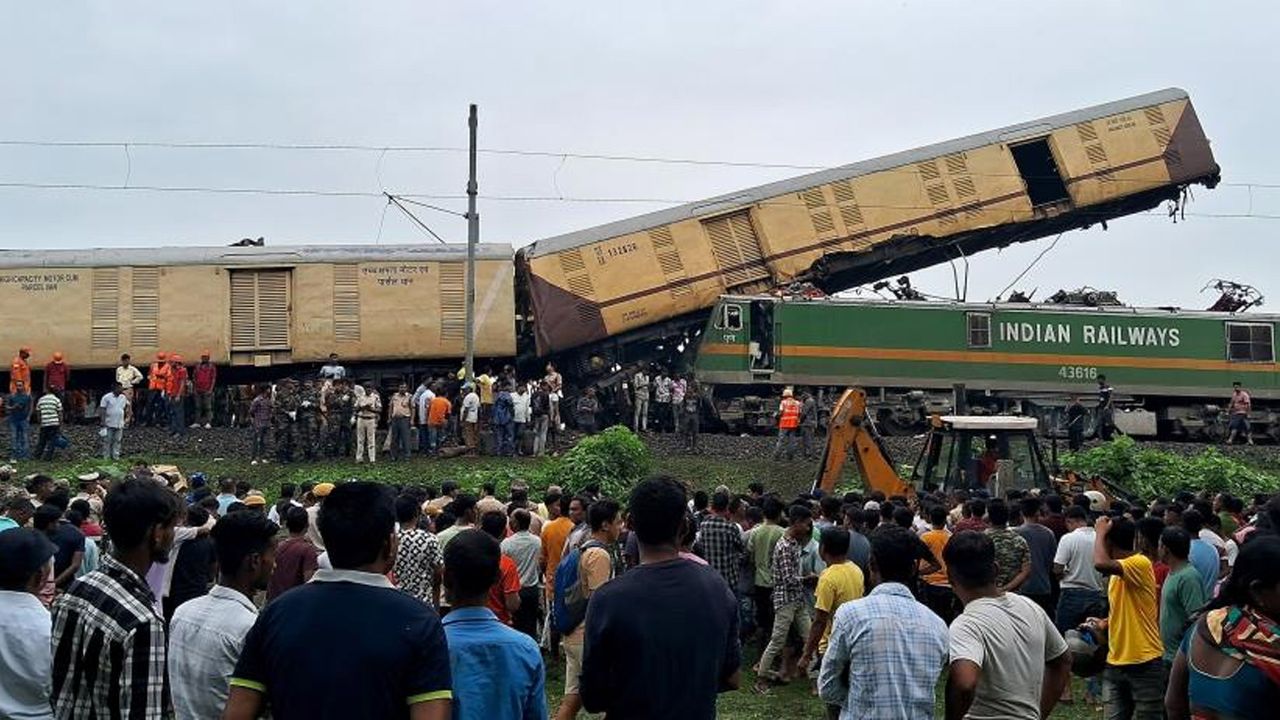 Hindistan'da kafa kafaya facia! Tren kazasında 8 kişi öldü, 60 kişi yaralandı  - Dünya