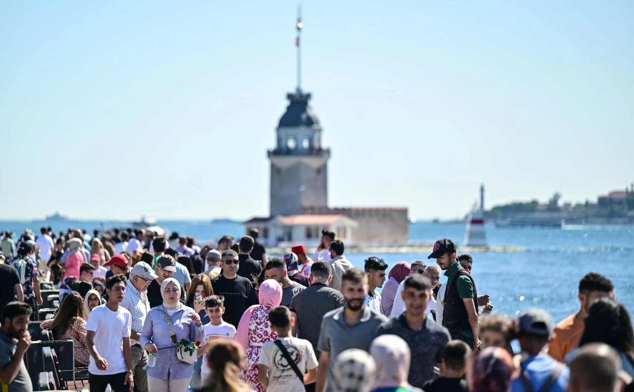 İstanbul bayramın ikinci günü iğne atılsa yere düşmez hale geldi!