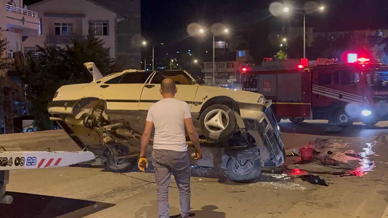 Kaldırıma çarpan otomobilin tekeri koptu, takla atıp ters yöne uçtu - 1. Resim