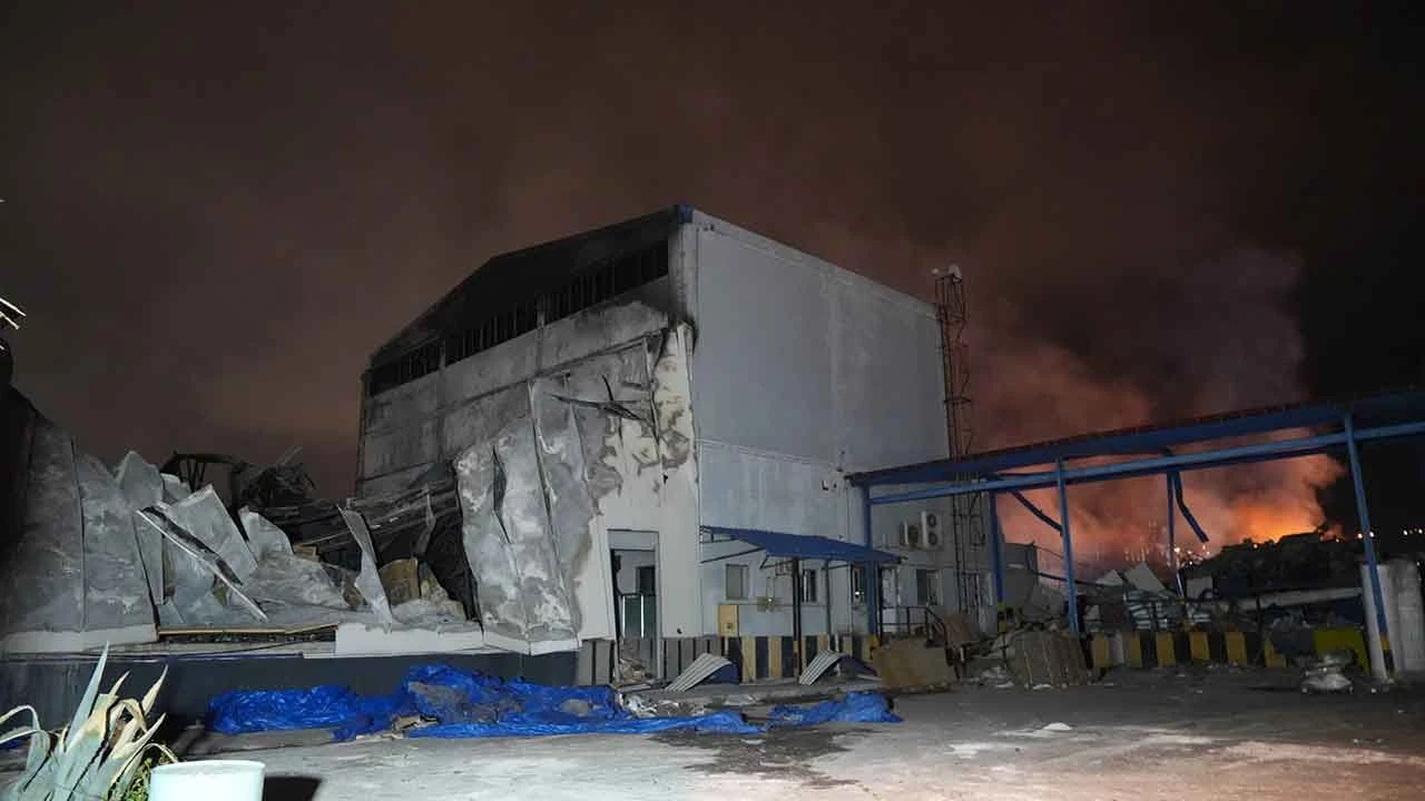 Sanayideki plastik fabrikasında yangın paniği - 1. Resim