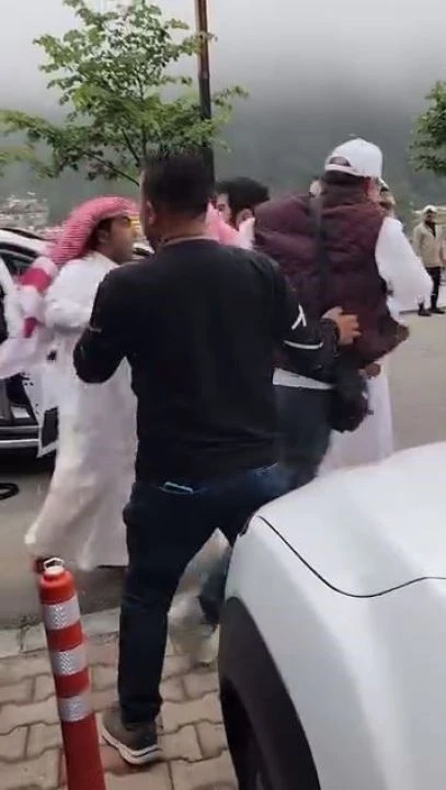 Uzungöl'de Arap turistler brbirine girdi! O anlar kayıtlara geçti - 1. Resim