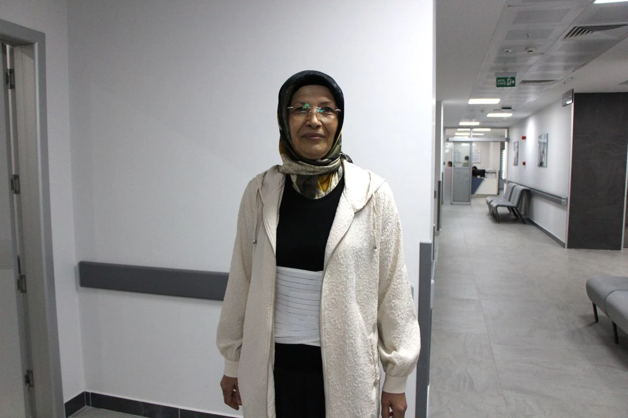 55 yaşındaki kadının boyu bir günde 5 santim uzadı - 1. Resim