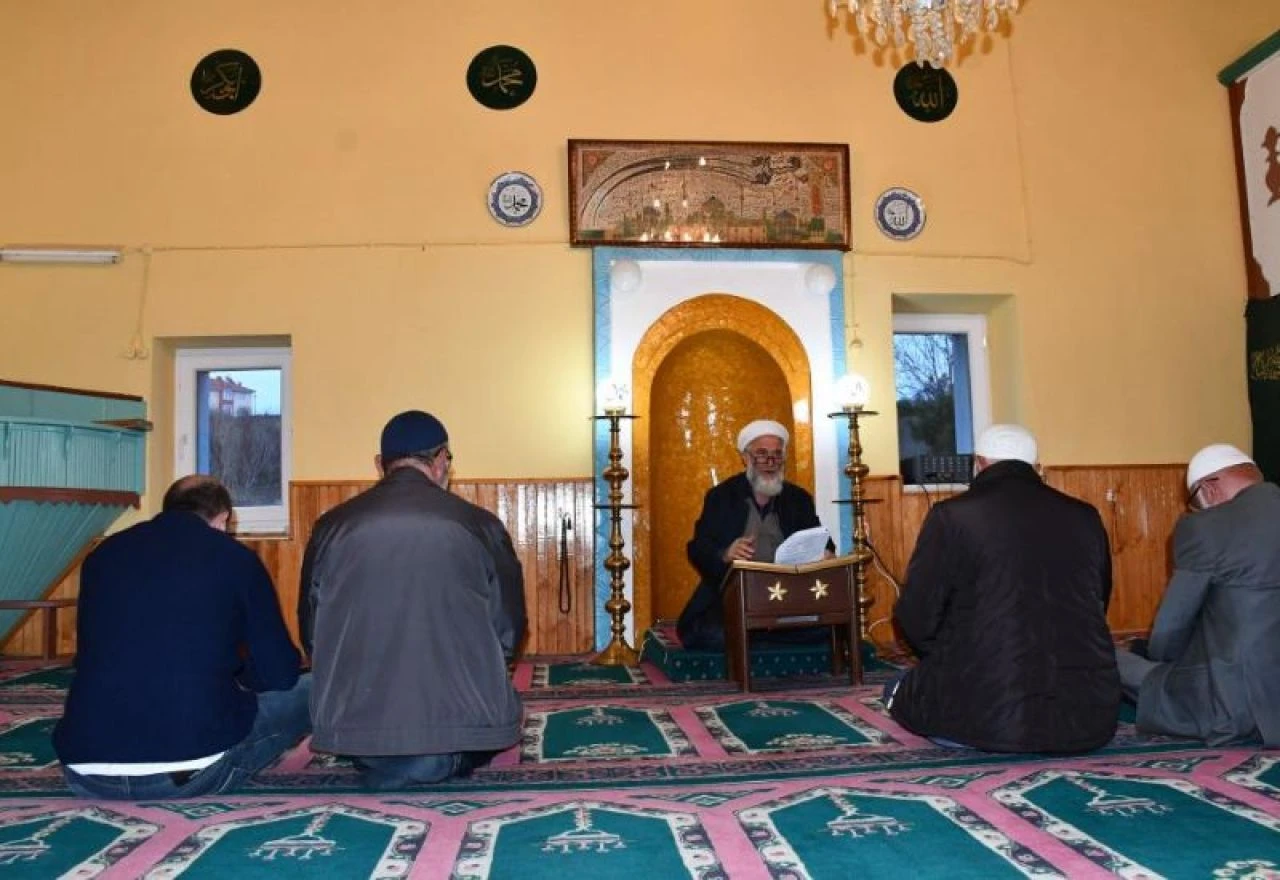 Ataların izinde bayramlaşma: 500 yıllık camide kuşaktan kuşağa aktarılan miras!