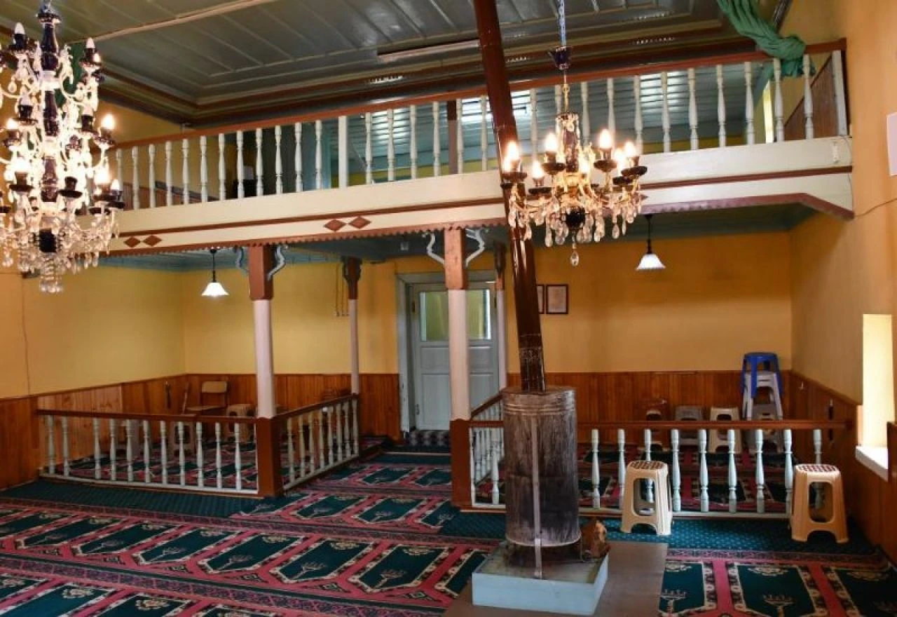 Ataların izinde bayramlaşma: 500 yıllık camide kuşaktan kuşağa aktarılan miras!