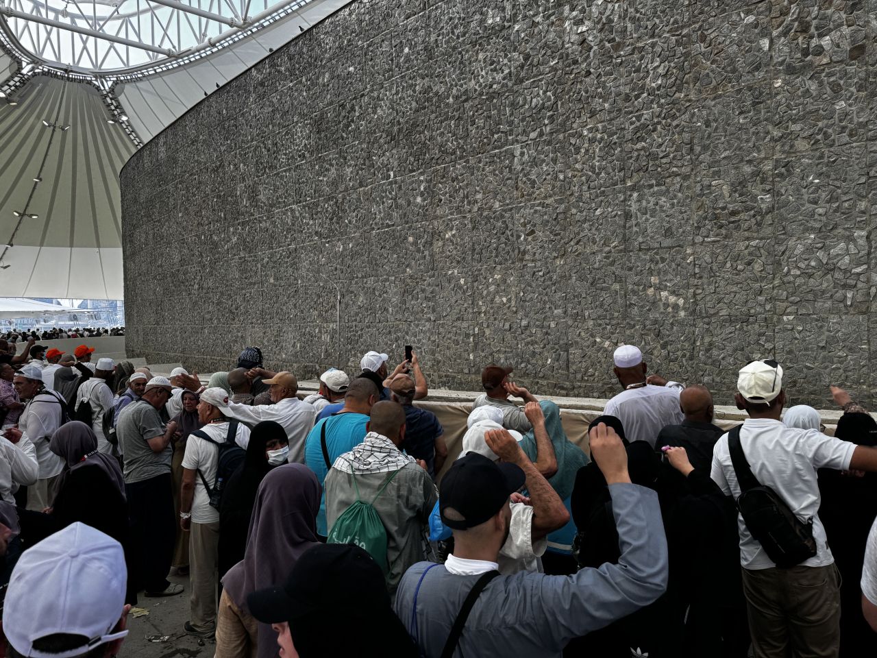 Hac vizesi dışında gidenlerden haber alınamıyor! Aileler için açıklama geldi - 1. Resim