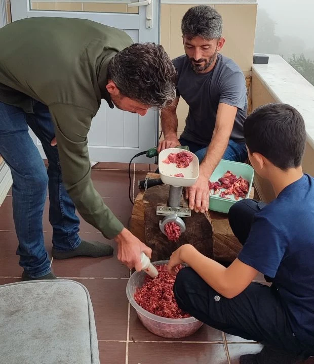 Kıvrak zekasıyla gündem oldu! Açık kasap bulamadı, matkaptan kıyma makinesini yaptı