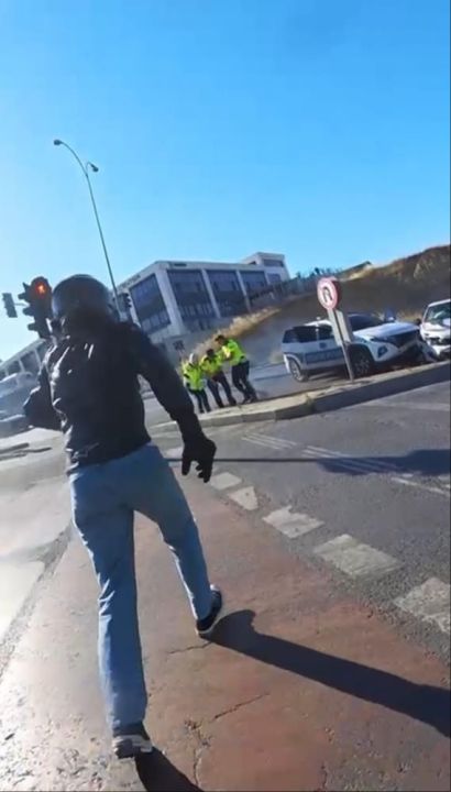 Korsan taksi ile trafik polisi aracı çarpıştı: Çok sayıda yaralı var - 1. Resim