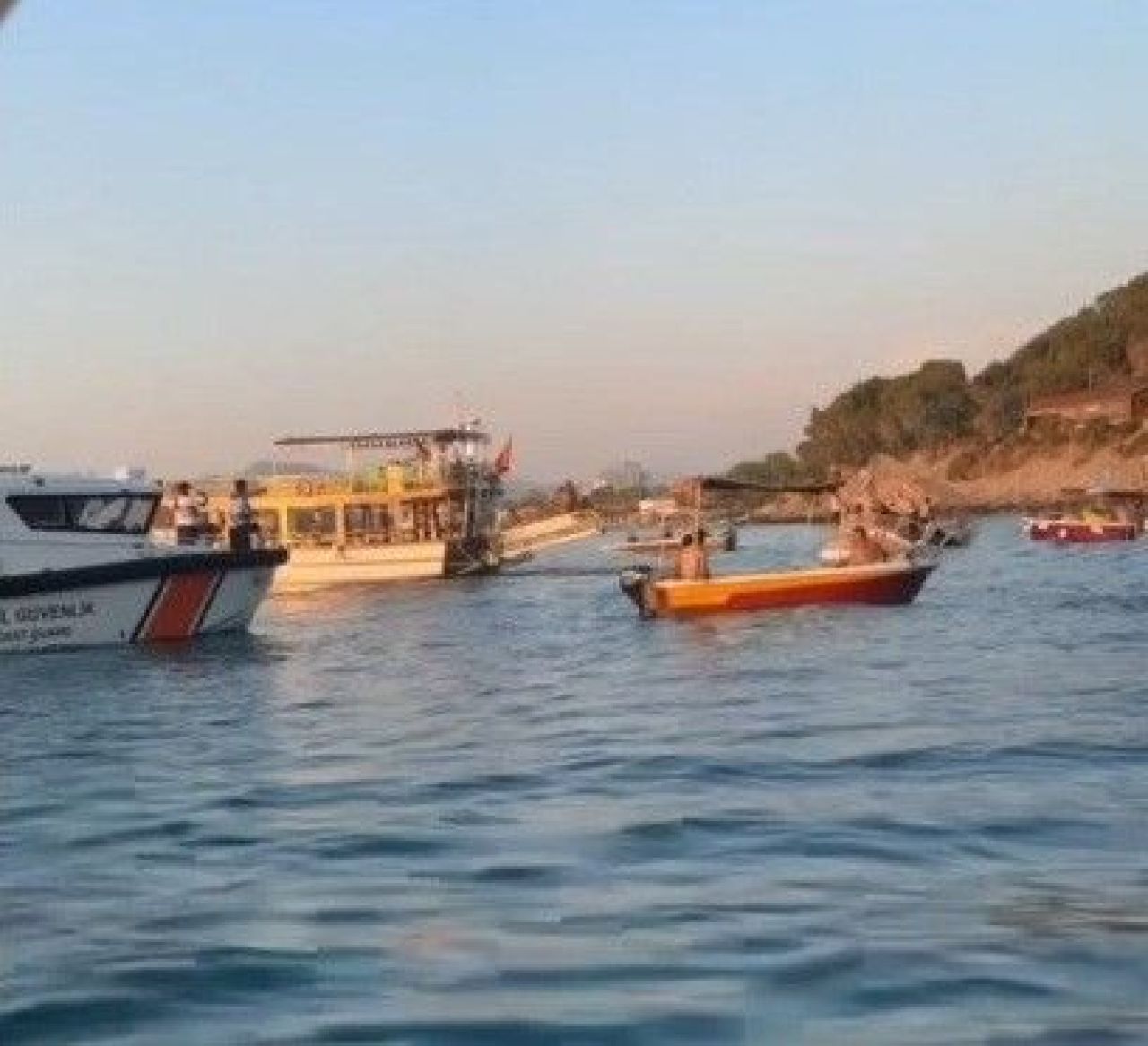 Kuşadası'nda tur teknesi battı: Bayram tatilinde dehşeti yaşadılar - 1. Resim