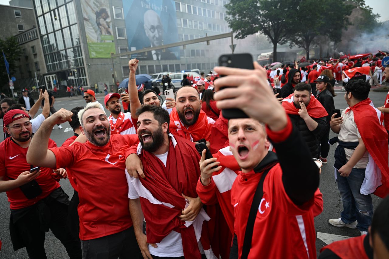 Maç öncesinde sokaklar doldu taştı! Türkler hazır - 2. Resim