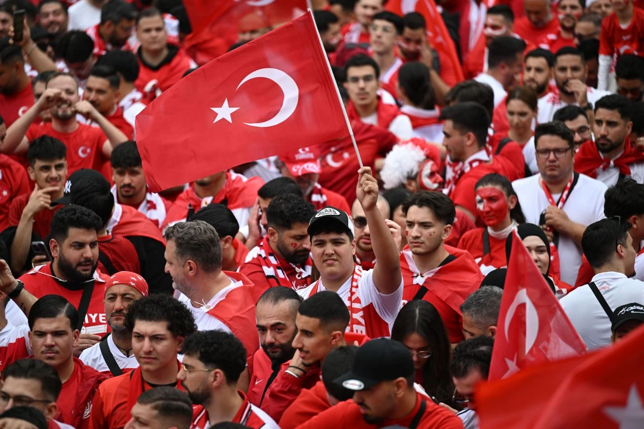 Maç öncesinde sokaklar doldu taştı! Türkler hazır - 1. Resim