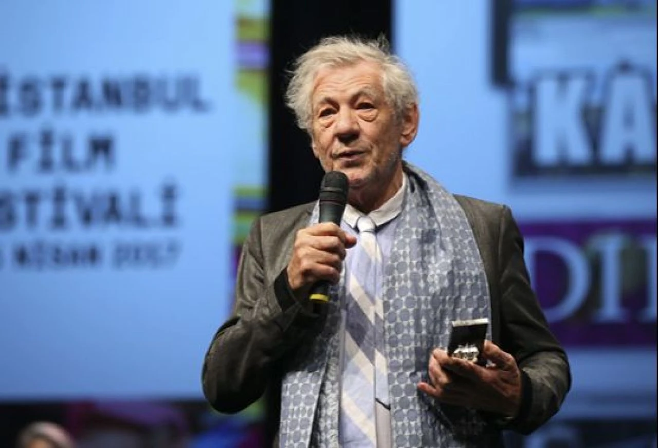 Sahnede düşen Ian McKelle'nin sağlık durumunun iyi olduğu açıklandı