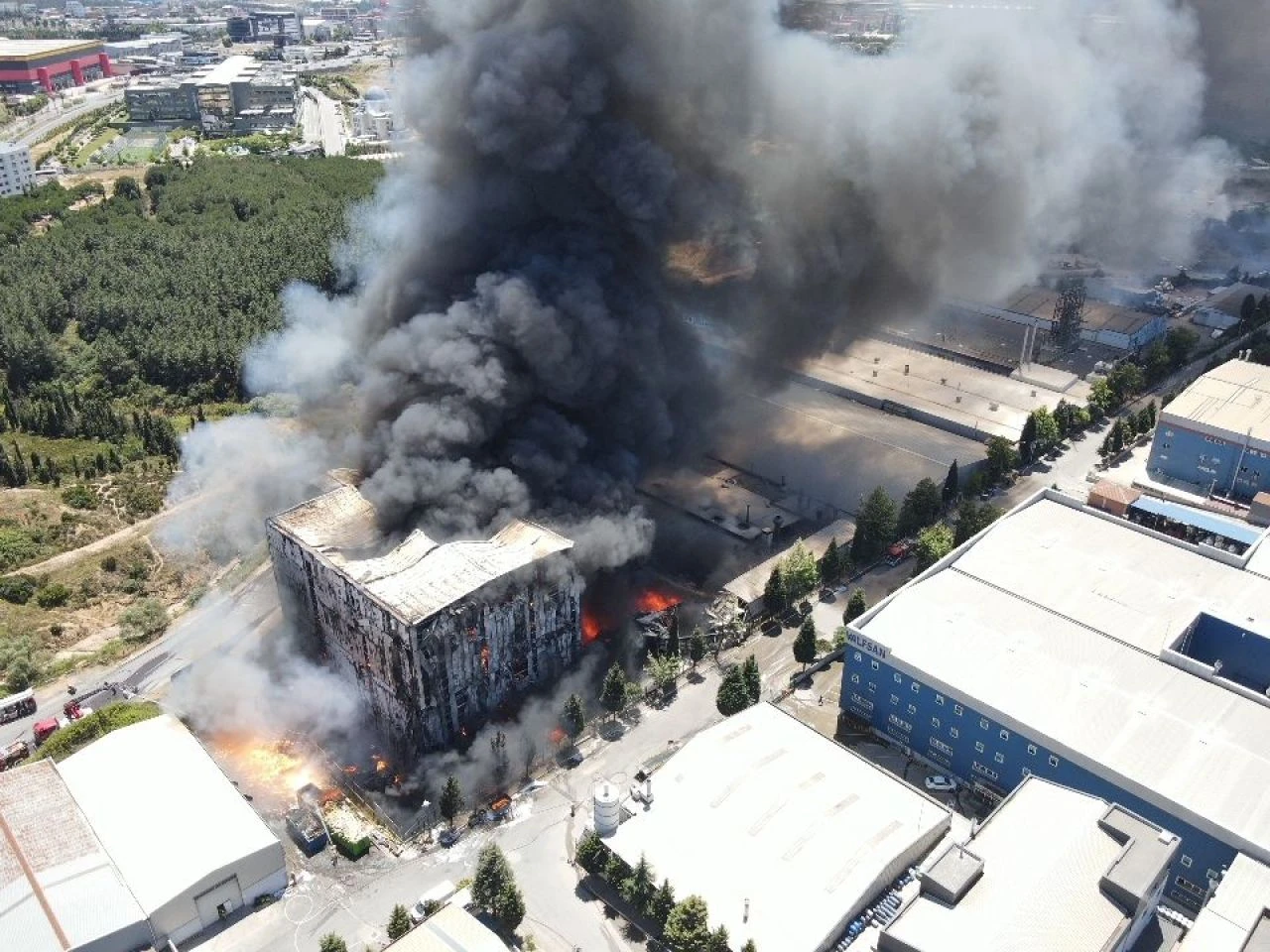 Tuzla'da büyük yangın! Göz gözü görmüyor, dumanlar gökyüzünü kapladı