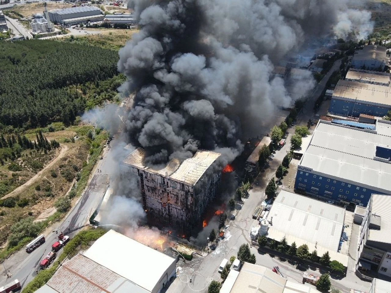 Tuzla'da büyük yangın! Göz gözü görmüyor, dumanlar gökyüzünü kapladı