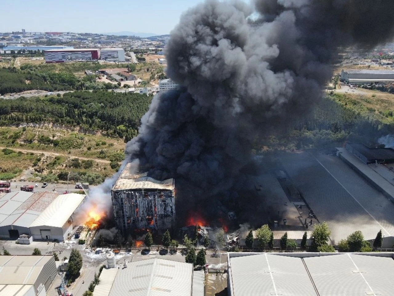 Tuzla'da büyük yangın! Göz gözü görmüyor, dumanlar gökyüzünü kapladı
