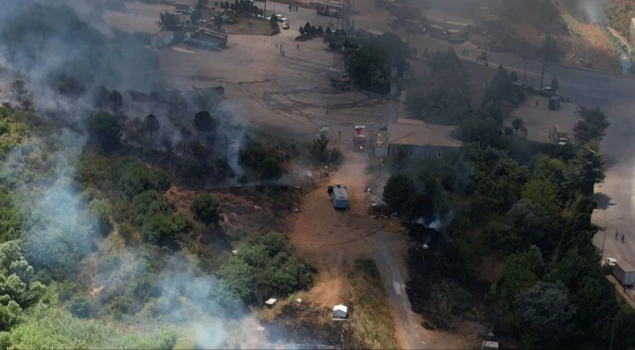Tuzla'da büyük yangın! Göz gözü görmüyor, dumanlar gökyüzünü kapladı