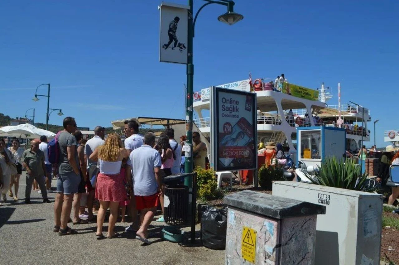 75 binlik nüfus 1 milyona dayandı: Ayvalık bayramda doldu taştı - 1. Resim