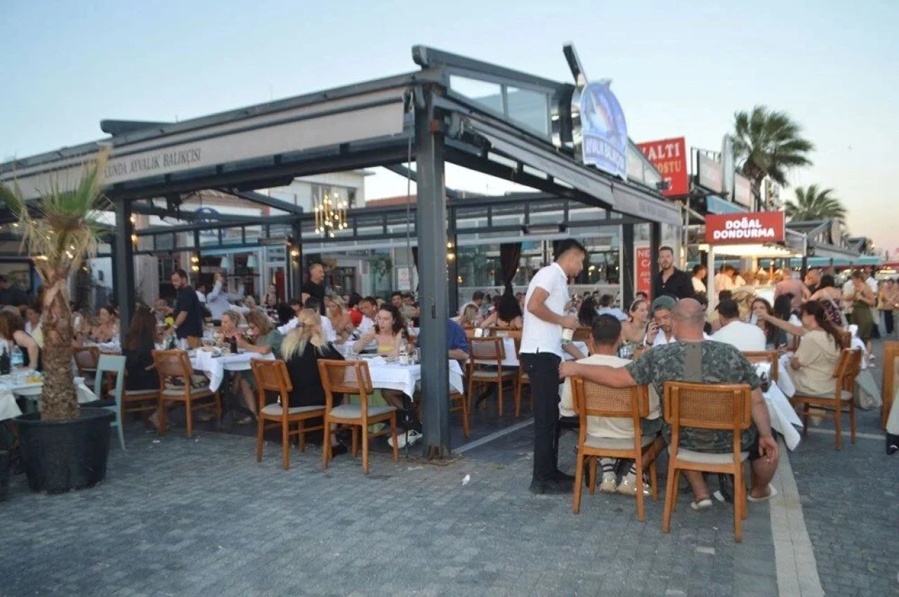 75 binlik nüfus 1 milyona dayandı: Ayvalık bayramda doldu taştı - 2. Resim