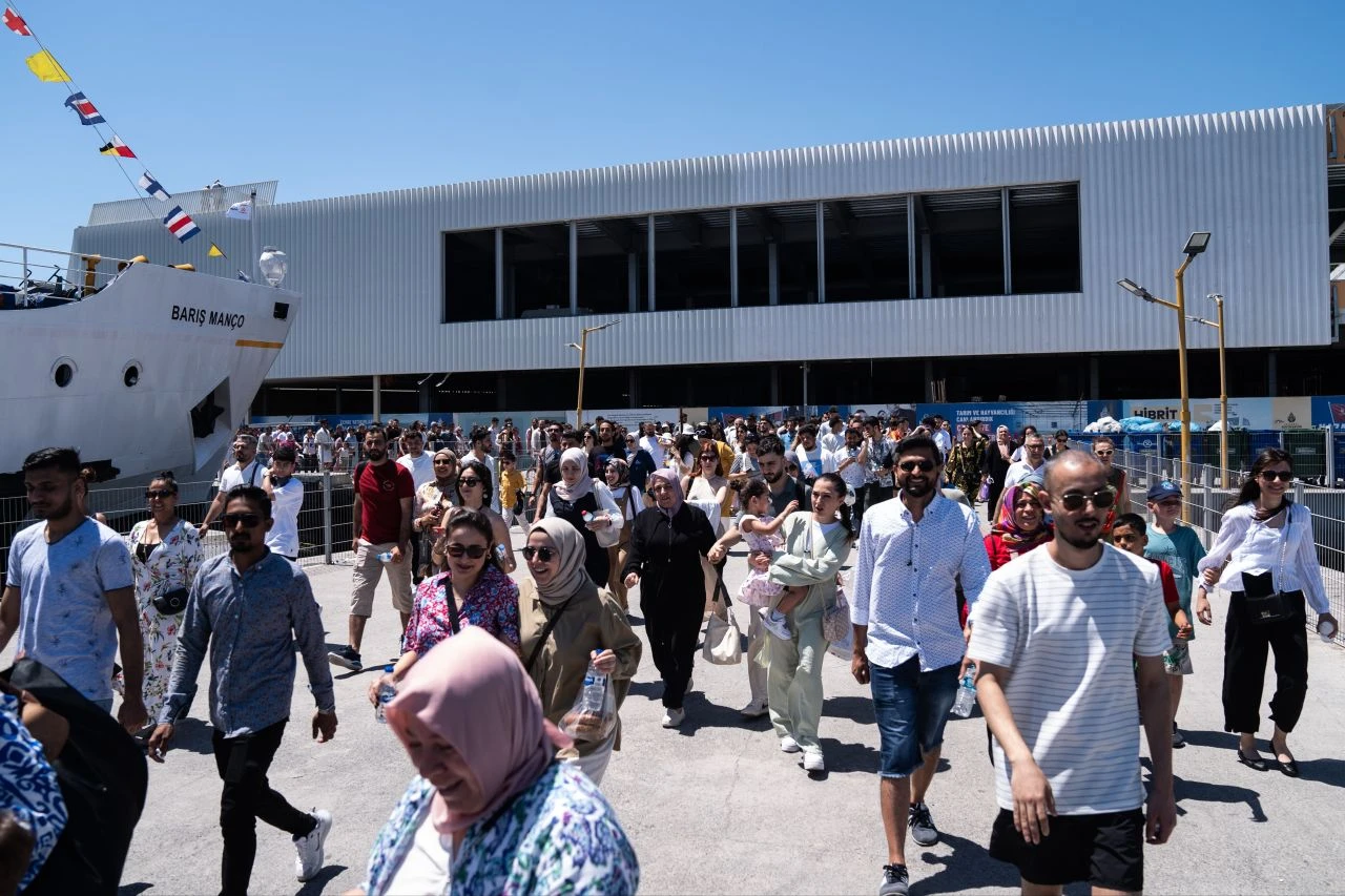 Adım atacak yer yok! İstanbullular Adalar'a hücum ediyor - 3. Resim