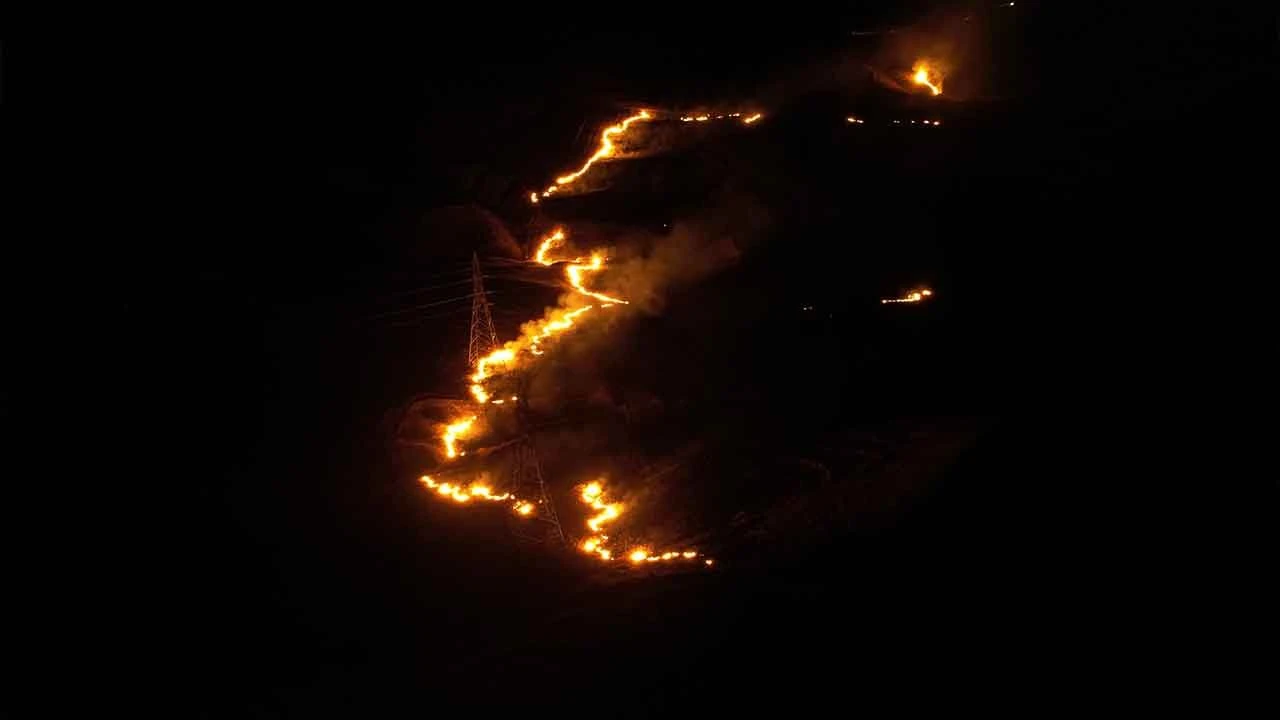 Boş arazideki yangın 8 saattir sürüyor