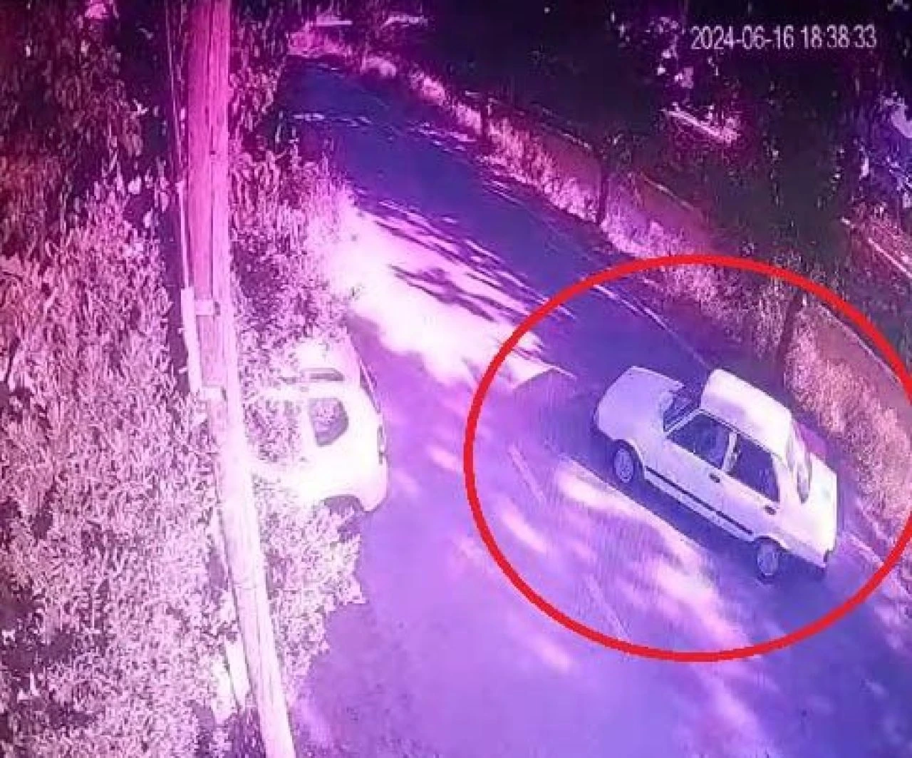 Ehliyetsiz sürücü dereye böyle uçtu! O anlar kamerada... - 1. Resim