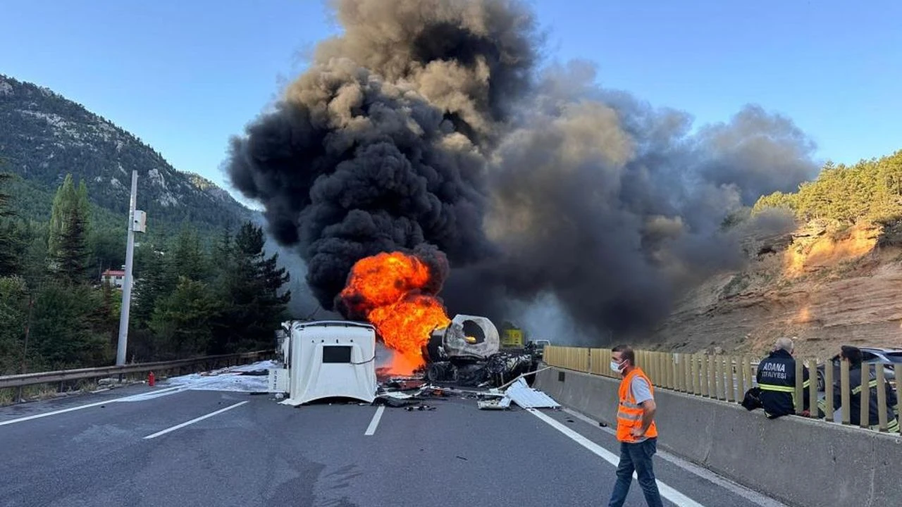 Felakete ramak kala! Akaryakıt yüklü tanker TIR'a çarptı, ortalık yangın yerine döndü