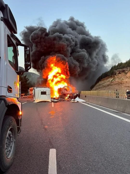 Felakete ramak kala! Akaryakıt yüklü tanker TIR'a çarptı, ortalık yangın yerine döndü - 2. Resim