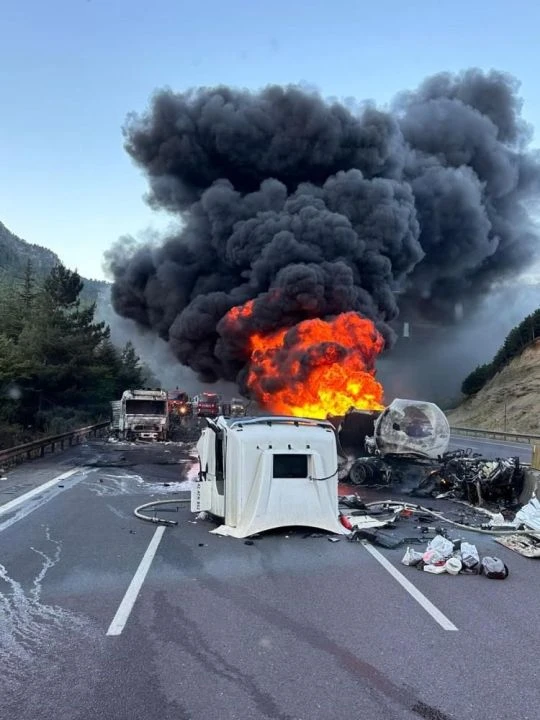 Felakete ramak kala! Akaryakıt yüklü tanker TIR'a çarptı, ortalık yangın yerine döndü - 1. Resim