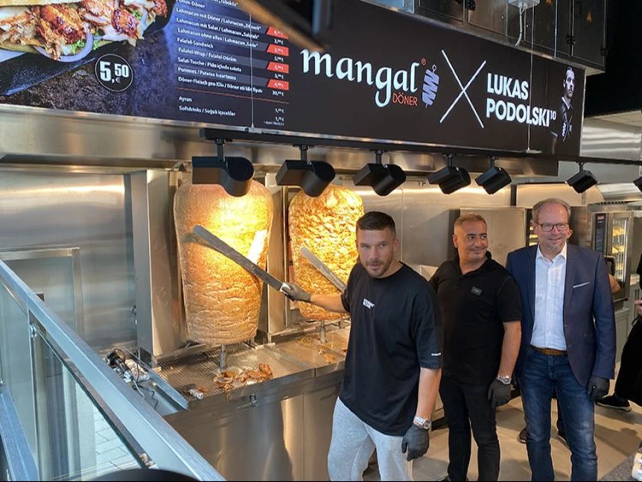Podolski ve Metin Dağ’ın ortak olduğu Mangal Döner, Euro 2024 için Almanya'ya gelen taraftarın gözdesi oldu - 1. Resim