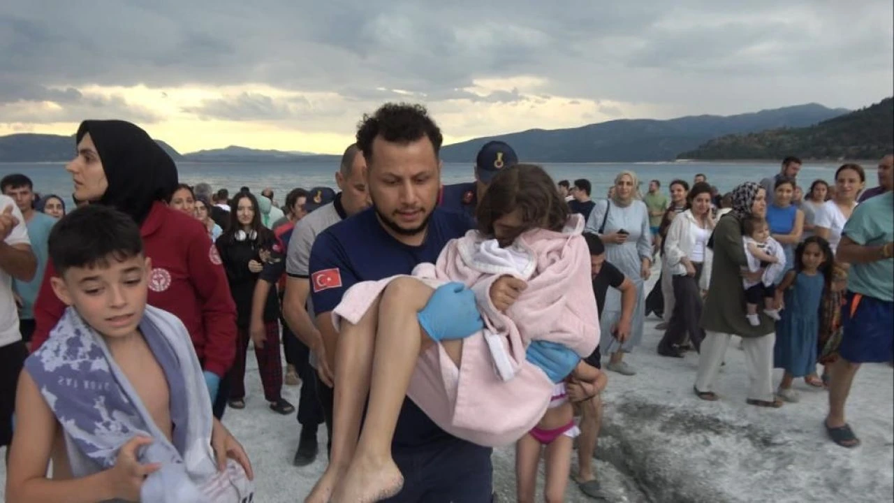 Salda Gölü'nde can pazarı! 2 bin metre kürek çekerek küçük kızı kurtardı