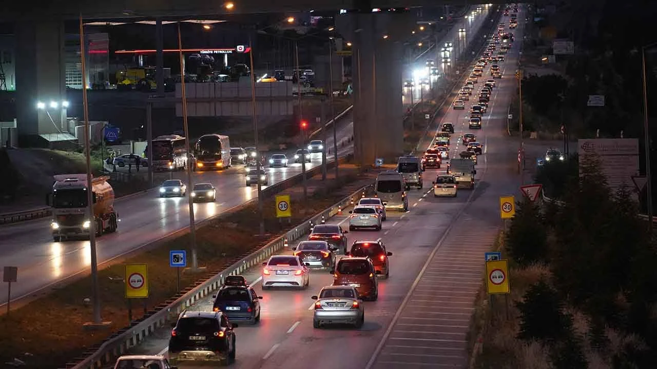 Bayram dönüşü başladı... 43 ilin geçiş güzergahında trafik yoğunluğu