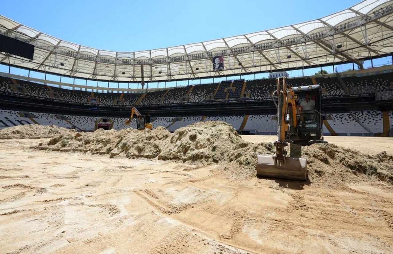 Beşiktaş, Tüpraş Stadyumu'nun zeminini yeniliyor - 1. Resim