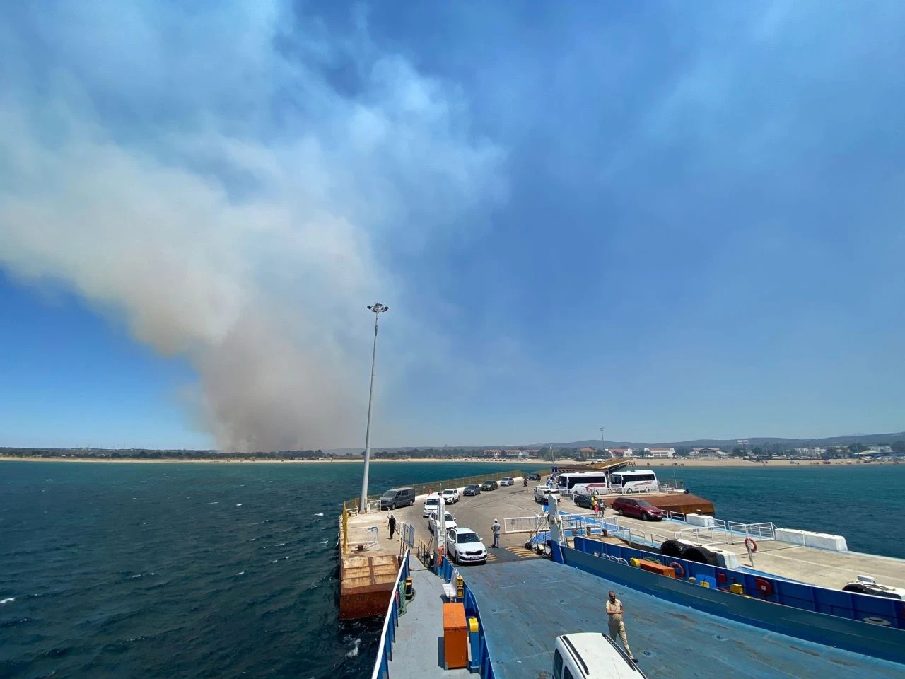 Çanakkale'nin Ezine ilçesinde 20 Haziran saat 13.57 sıralarında çıkan yangına müdahaleler devam ediyor - 1. Resim
