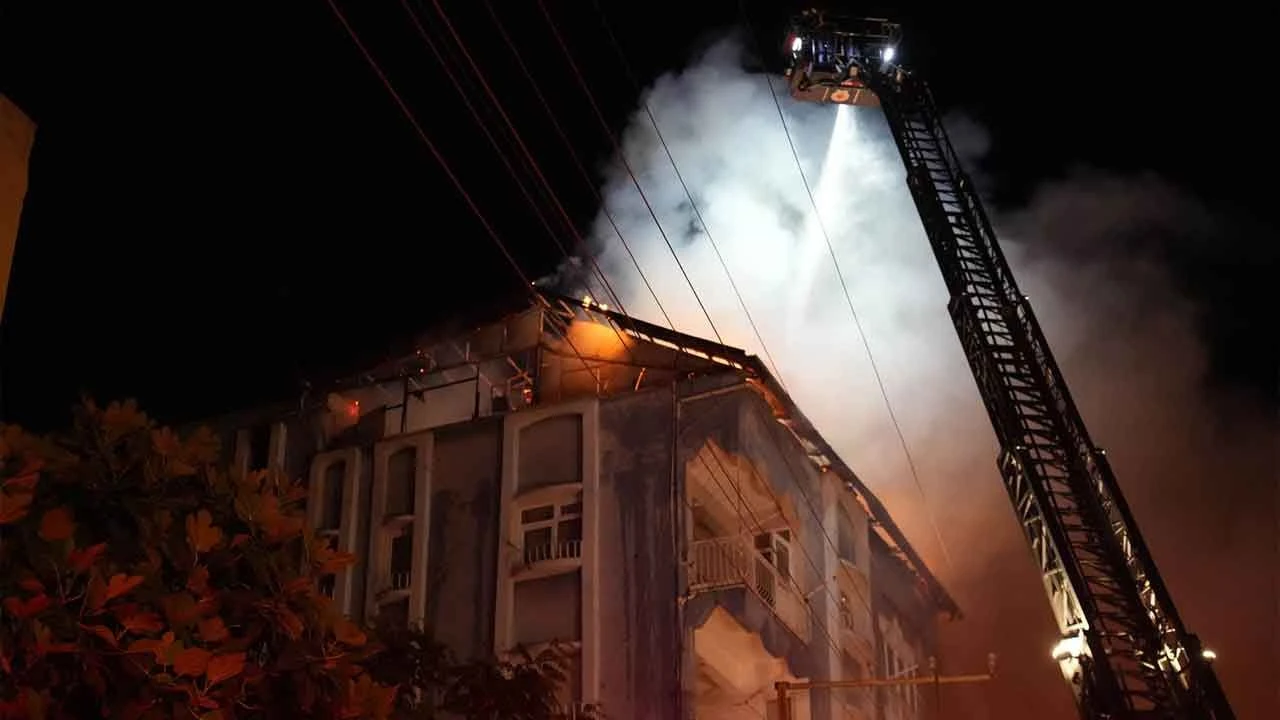 Faciaya ramak kala... 5 katlı apartmanda çıkan yangın çıktı! - 1. Resim