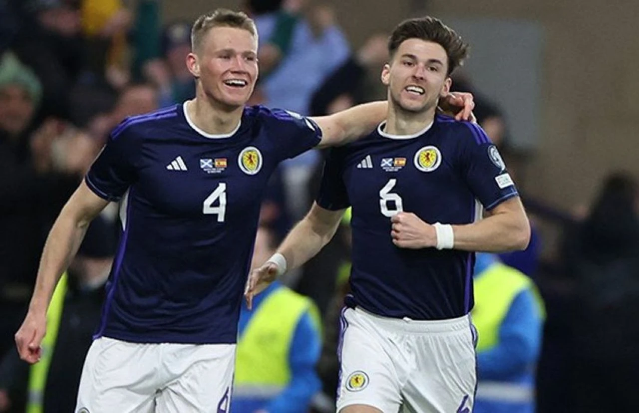 Galatasaray'da Cenk Ergün İskoçya-İsviçre maçında iki ismi takibe aldı - 1. Resim