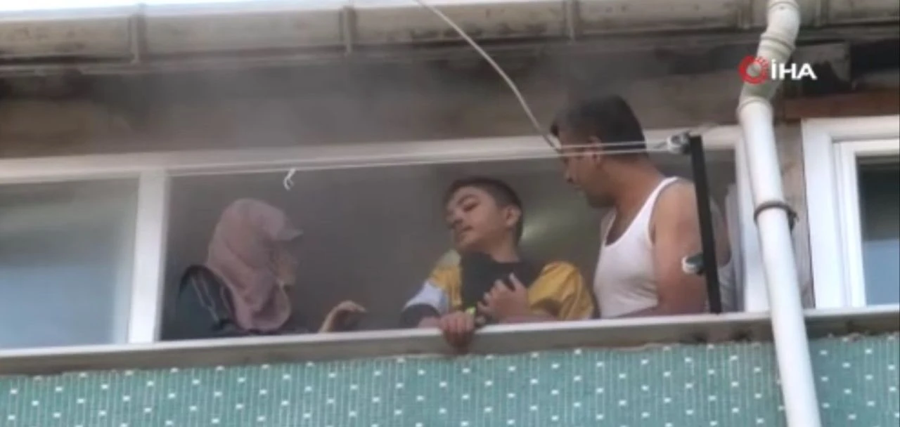 İstanbul'da sabah saatlerinde korkutan yangın: Pencerede kurtarılmayı beklediler