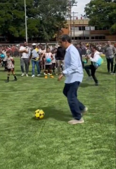 Nicolas Maduro, çocuklarla futbol oynadı