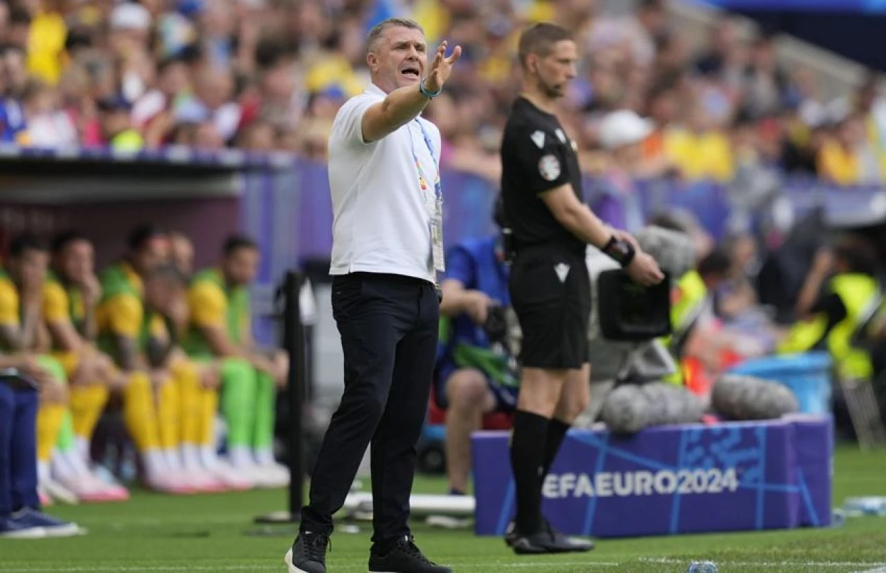 Romanya'dan 3 gol yiyen Ukrayna'da soyunma odası karıştı! Oyuncular teknik direktörü kovdu - 1. Resim