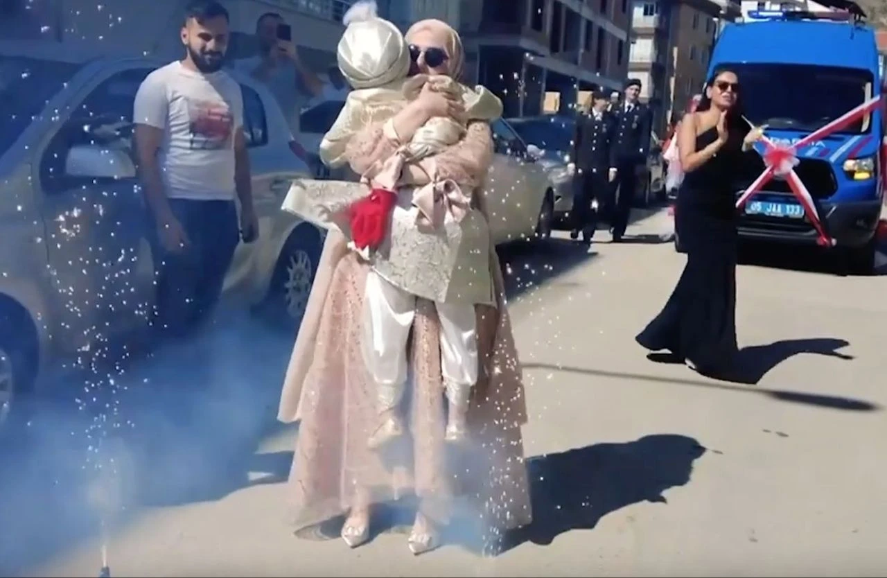 Şehidin evladı devlete emanet! Minik Alp'e unutamayacağı bir sünnet düğünü yaptılar