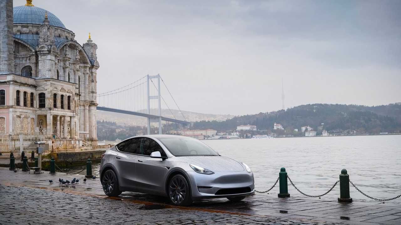 Türkiye&#039;ye özel yeni Tesla Model Y arabalar teslim edilmeye başlandı