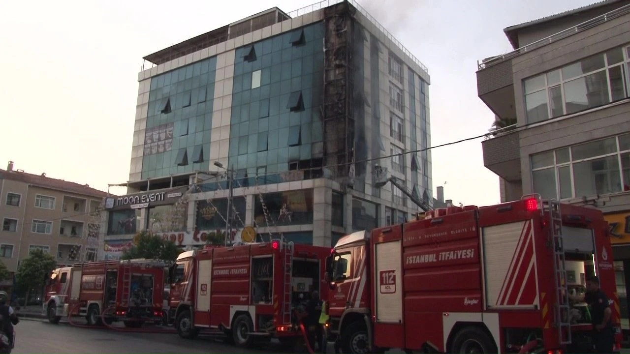 Ataşehir'de gün doğarken iş merkezi alevler içinde kaldı - 2. Resim