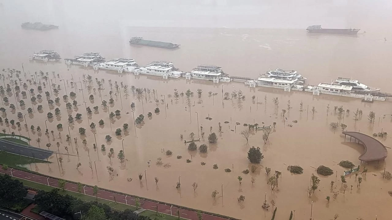 Çin’de sel ve heyelan felaketi: 2 bini aşkın ev yıkıldı, çok sayıda ölü var! Çin’de sel ve heyelan felaketi: 2 bini aşkın ev yıkıldı, çok sayıda ölü var! - 1. Resim