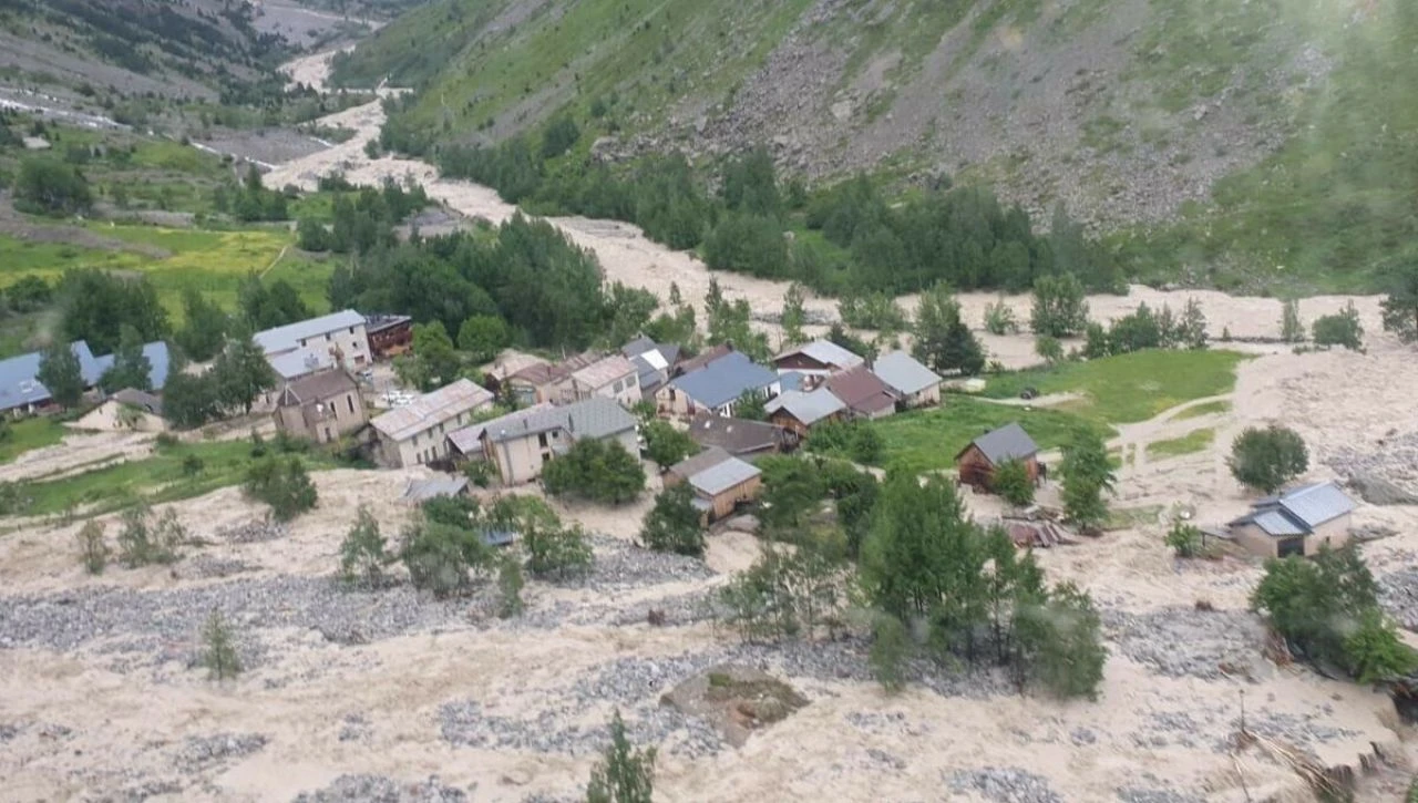 Fransa'da sel felaketi! Köprüler sürüklendi onlarca kişi mahsur kaldı - 2. Resim