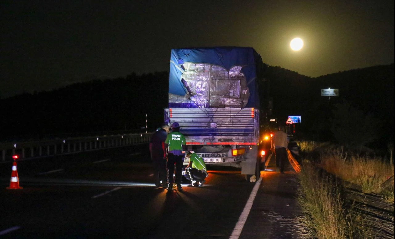 Motosikletli genç, tırın dorsesine çarptı feci biçimde hayatını kaybetti