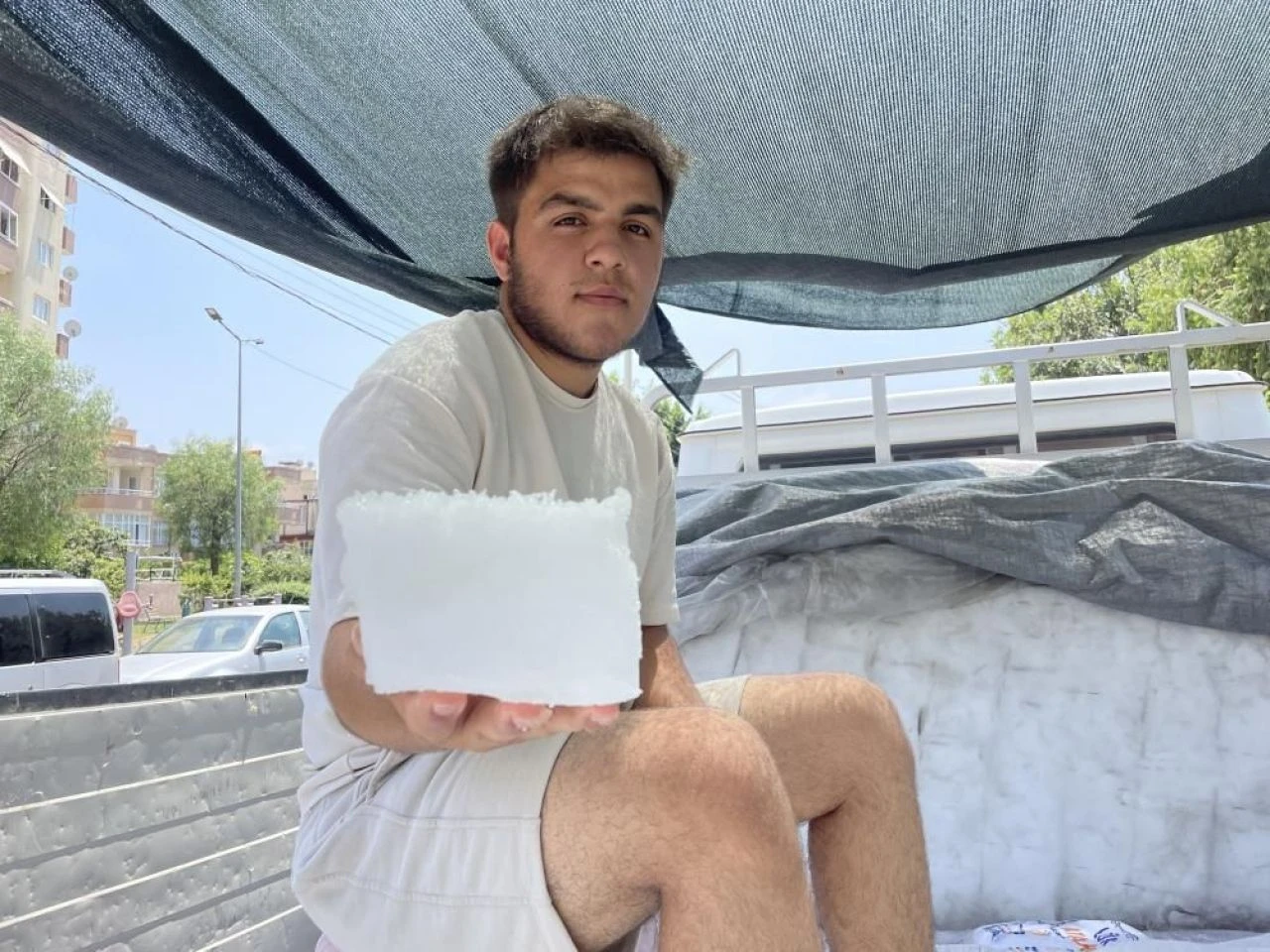 Sıcaktan bunalan Adanalılar kapış kapış kar alıyor! "Bunu yemeden rahatlayamıyoruz"