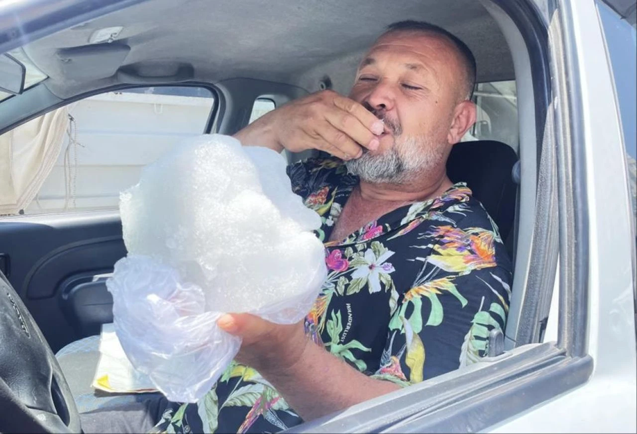 Sıcaktan bunalan Adanalılar kapış kapış kar alıyor! "Bunu yemeden rahatlayamıyoruz"