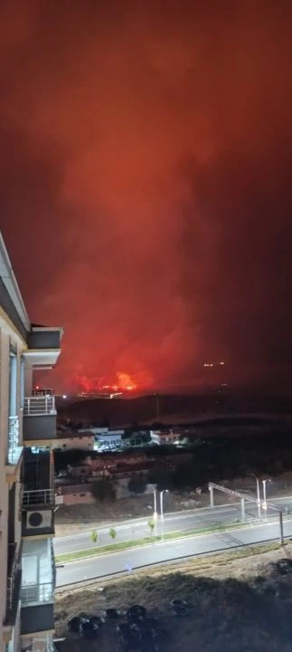 Siirt'te havalimanı yanına yıldırım düştü! Yangına müdahale ediliyor